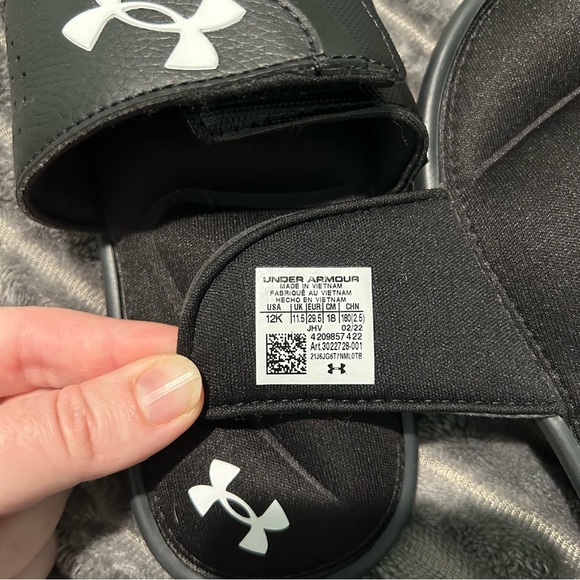 FINAL CALL -NWOT Under Armour Kids Slides - size 12 - Picture 4 of 4